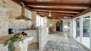 Kühlschrank, Ofen, Herdplatte, Wasserkocher mit Kaffee-/Teezubehör