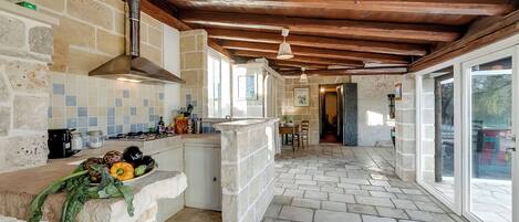 Fridge, oven, stovetop, coffee/tea maker