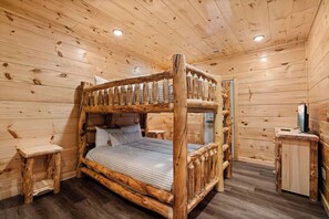 5 bedrooms, iron/ironing board, free WiFi, bed sheets - Welcome to Happy Holler Hideaway (Pigeon Forge)