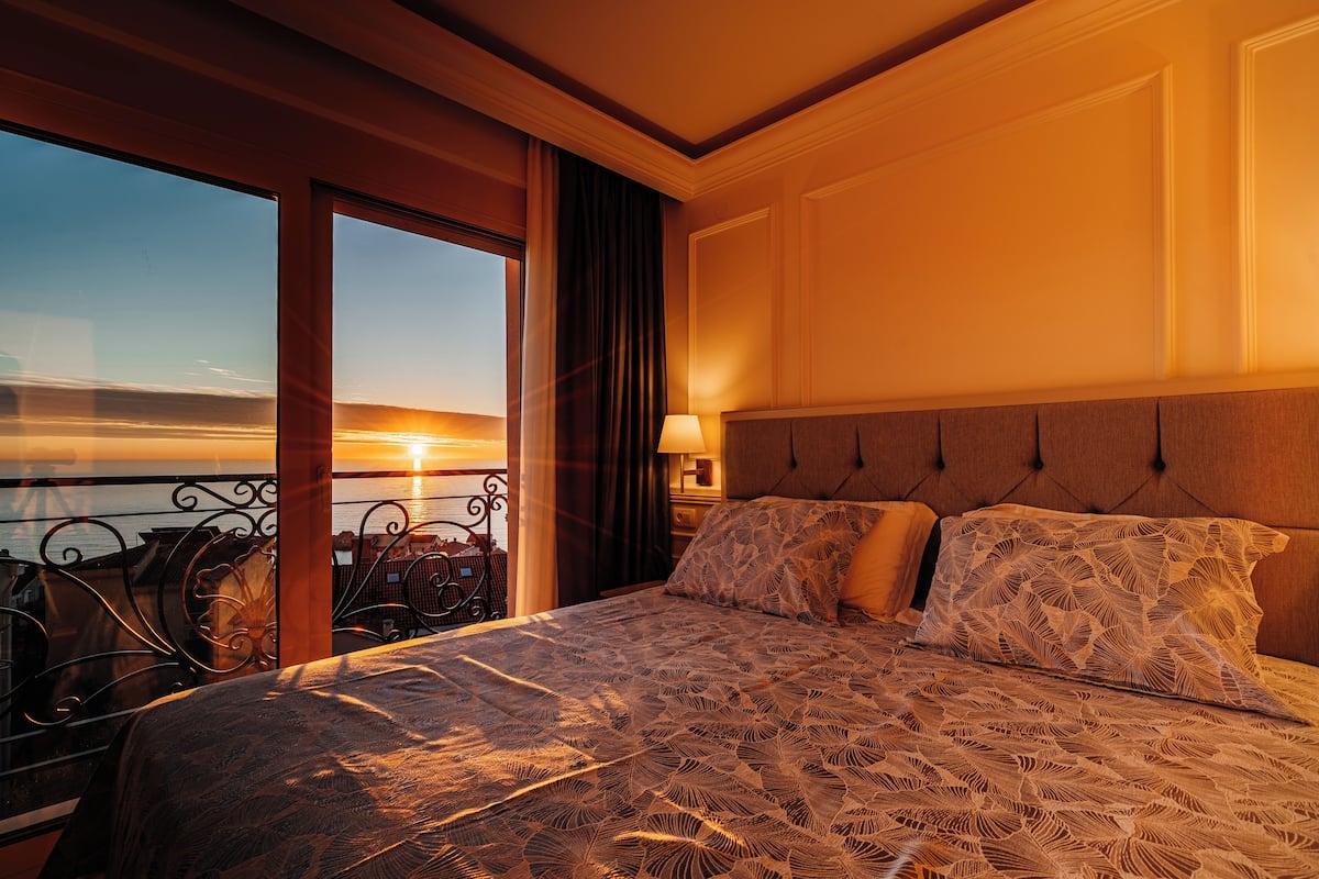 Suite Deluxe, patio, vistas al mar | 1 dormitorio, ropa de cama de alta calidad, colchones Select Comfort