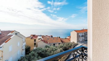 1 bedroom, premium bedding, Select Comfort beds, desk