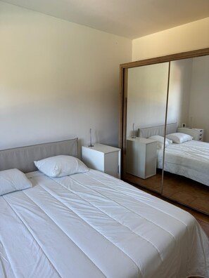 3 室のベッドルーム、アイロン / アイロン台、WiFi、ベッドシーツ