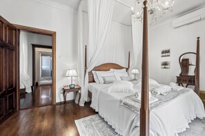 4 bedrooms, desk, iron/ironing board, free WiFi