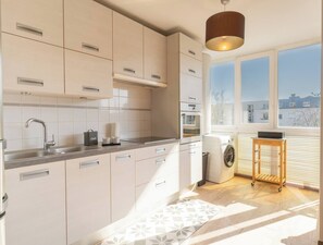 Kjøleskap, mikrobølgeovn, ovn og kaffetrakter/tekoker