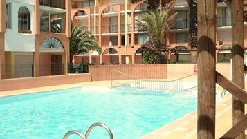 حمّام سباحة خارجي موسمي