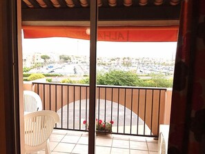 Doppelzimmer, Klimaanlage, Hafenblick | Terrasse/Patio