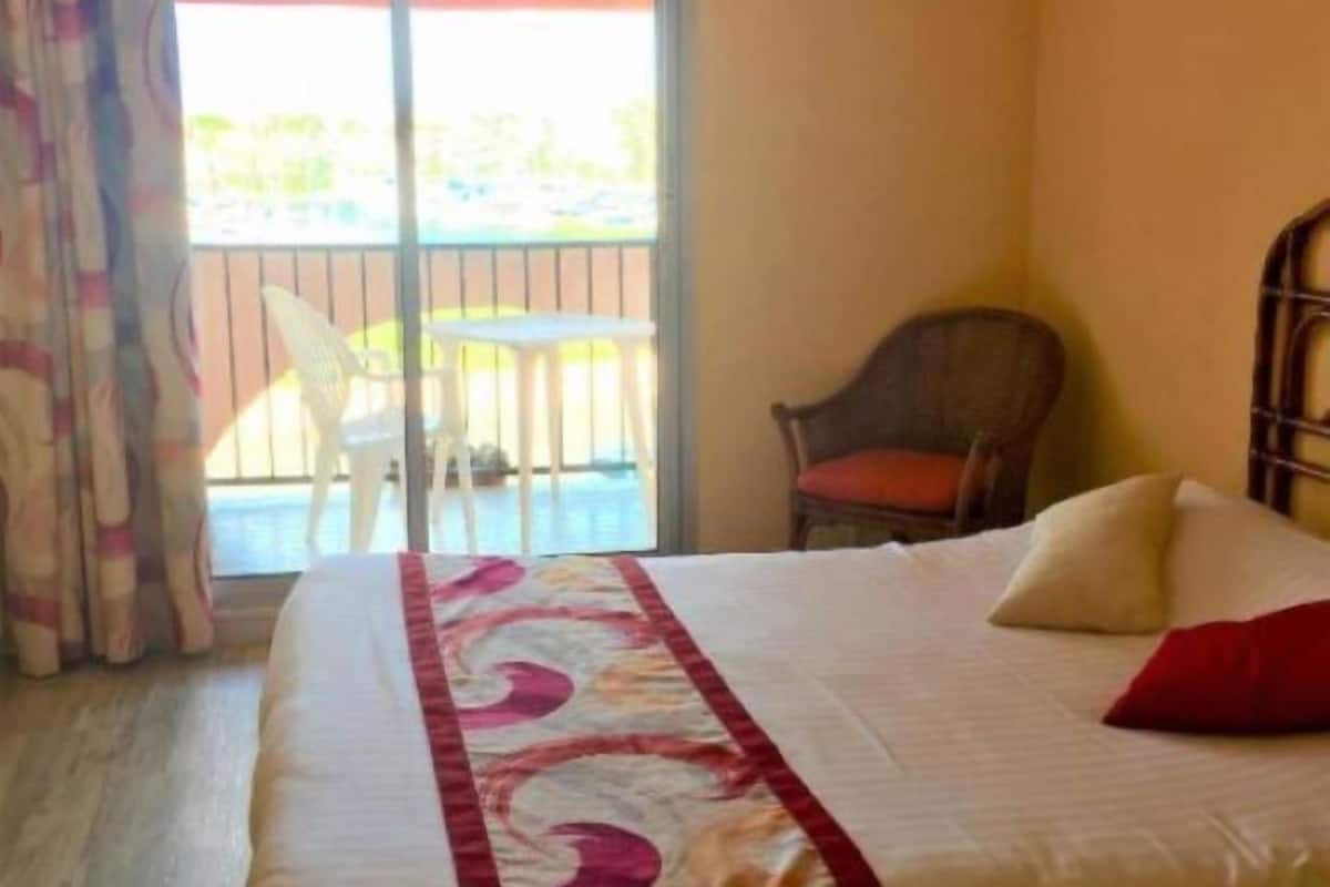 Escritorio, wifi gratis y ropa de cama
