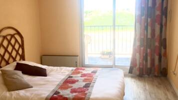 مكتب وواي فاي مجانًا وملاءات أسرّة