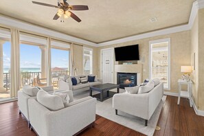 Smart TV - Destiny West! Ocean Views! Pool/Hot Tub! Bikes! (Destin)