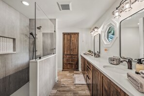 Shower, hair dryer, bidet, towels
