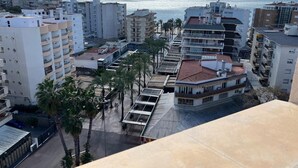 A coastal cityscape with modern buildings, a clear sky, and a view of the sea. - Modern flat +2  pools on roof top! (Salou)