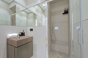 Dusche, Haartrockner, Bidet, Handtücher