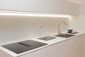 Kühlschrank, Mikrowelle, Ofen, Herdplatte