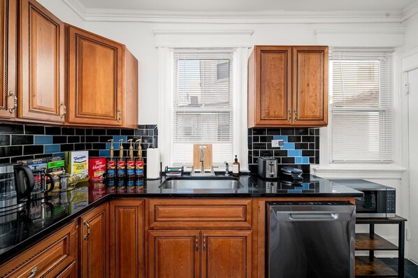 Jääkaappi, mikroaaltouuni, uuni, liesi