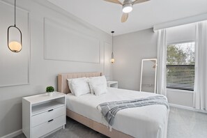 5 habitaciones, escritorio y tabla de planchar con plancha