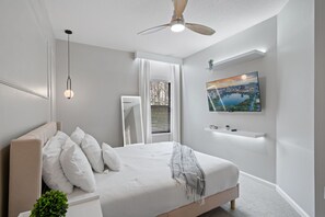 5 Schlafzimmer, Schreibtisch, Bügeleisen/Bügelbrett, Reisekinderbett