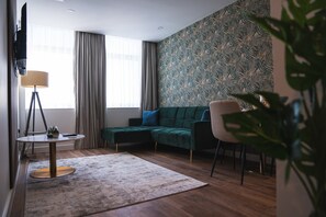 Dobbelt- eller tomannsrom – deluxe, byutsikt | Oppholdsområde | TV