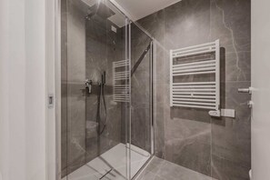 Dusche, Haartrockner, Handtücher
