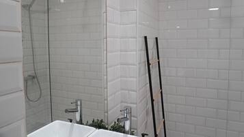 Haartrockner, Handtücher, Seife, Toilettenpapier
