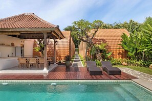 Outdoor pool - omaneil (Pecatu)