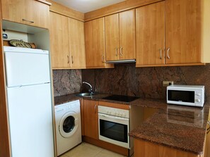 Kühlschrank, Mikrowelle, Ofen, Wasserkocher mit Kaffee-/Teezubehör