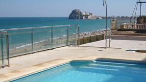 A swimming pool with a view of the sea and a distant island. - MOLI DE VENT SUPERIOR (Peñiscola)