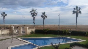 A swimming pool with a geometric design, surrounded by palm trees and a view of the beach. - DA VINCI SUPERIOR SEA VIEW (Peñiscola)