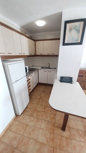 Kühlschrank, Mikrowelle, Wasserkocher mit Kaffee-/Teezubehör