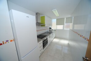 Kylskåp, mikrovågsugn, ugn och kaffe- och tebryggare