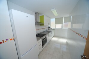 冷蔵庫、電子レンジ、オーブン、コーヒー / ティーメーカー