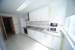 Fridge, microwave, oven, coffee/tea maker