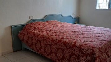 1 bedroom, bed sheets