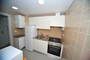 Fridge, microwave, oven, coffee/tea maker
