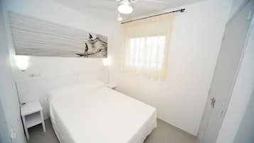 1 slaapkamer, een strijkplank/strijkijzer, gratis wifi, beddengoed