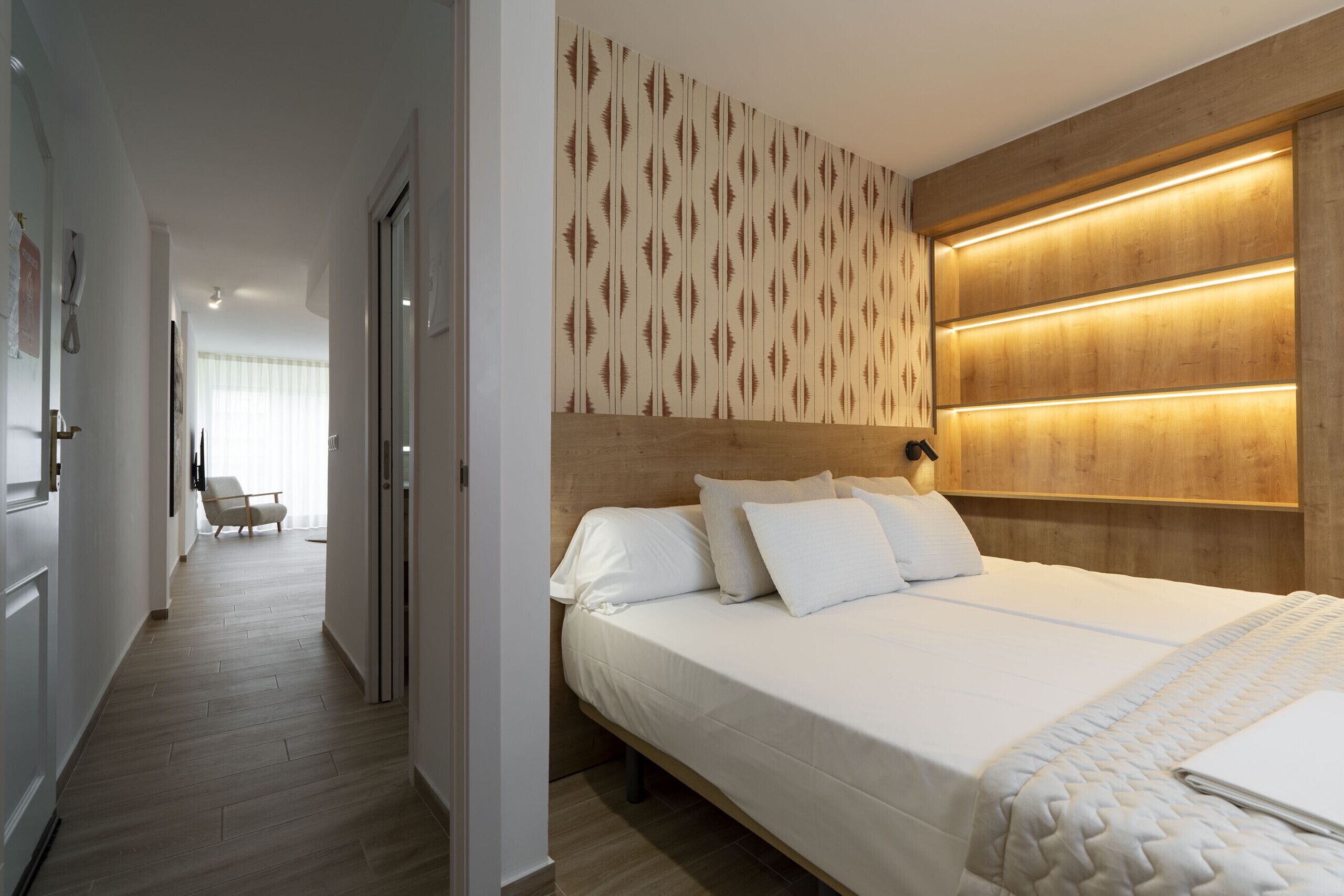1 chambre, fer et planche à repasser, draps fournis