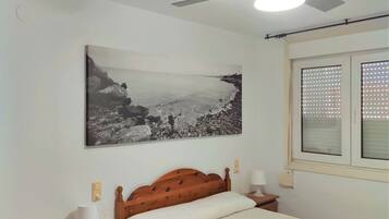 1 slaapkamer, een strijkplank/strijkijzer, beddengoed