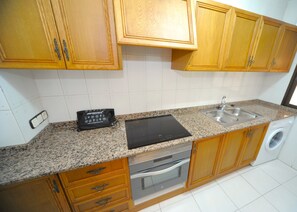 Frigorifero, microonde, forno, pentole/stoviglie/utensili
