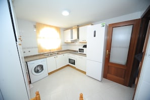Refrigerador, microondas, horno y cafetera y tetera