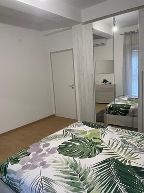 2 bedrooms, iron/ironing board, bed sheets
