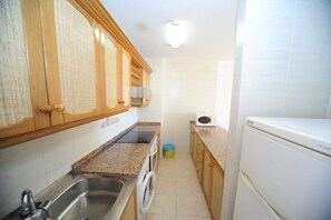 Kühlschrank, Mikrowelle, Ofen, Wasserkocher mit Kaffee-/Teezubehör