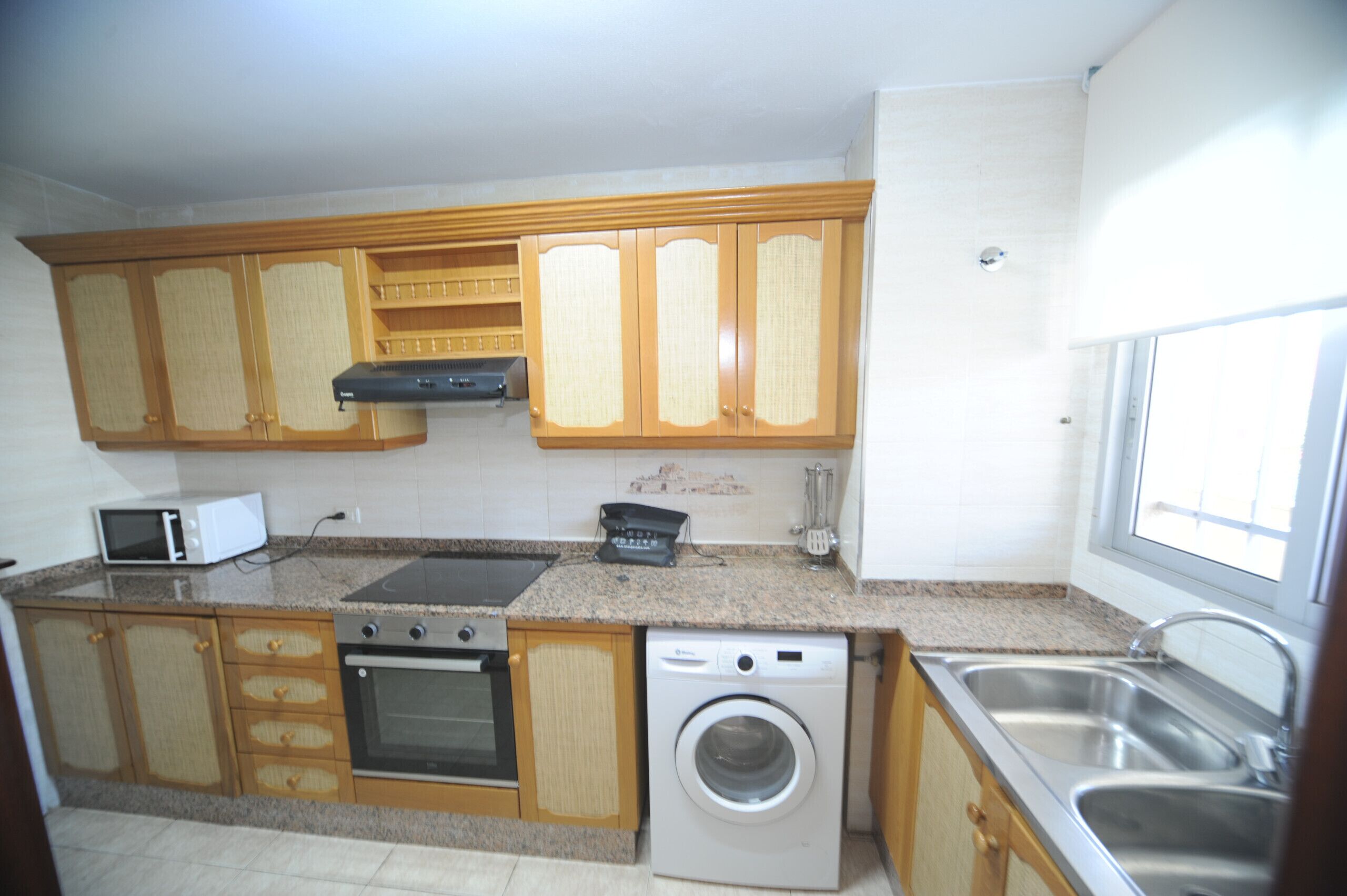 Kühlschrank, Mikrowelle, Wasserkocher mit Kaffee-/Teezubehör