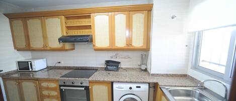 Kühlschrank, Mikrowelle, Wasserkocher mit Kaffee-/Teezubehör