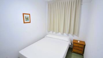 2 slaapkamers, een strijkplank/strijkijzer, beddengoed