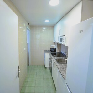 Køleskab, mikrobølgeovn, kaffe-/temaskine