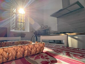 Kühlschrank, Ofen, Herdplatte, Kochgeschirr/Geschirr/Besteck