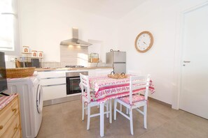 Frigorifero, forno, piano cottura, pentole/stoviglie/utensili