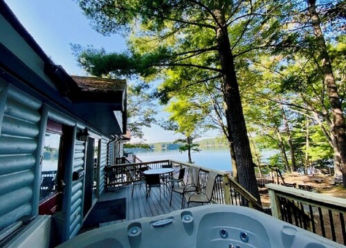 Beautiful 3-bedroom Waterfront Cabin Traverse City AC, dog ok, pontoon rentals