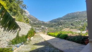 A pathway leading to a mountainous area with houses in the background. - Söğüt Butik Apart (Sögüt)