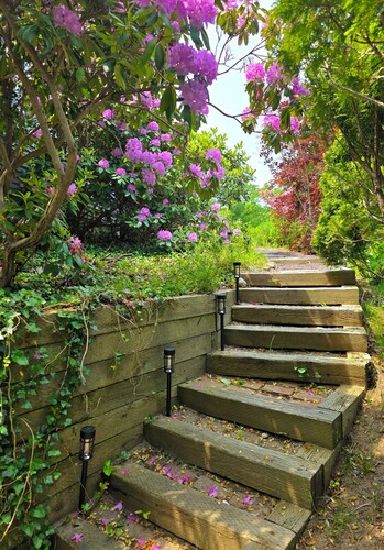 Charming house with picturesque private beach in Plymouth