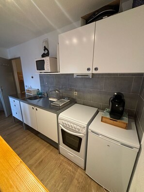 Kylskåp, mikrovågsugn, kaffe- och tebryggare och grytor/köksredskap
